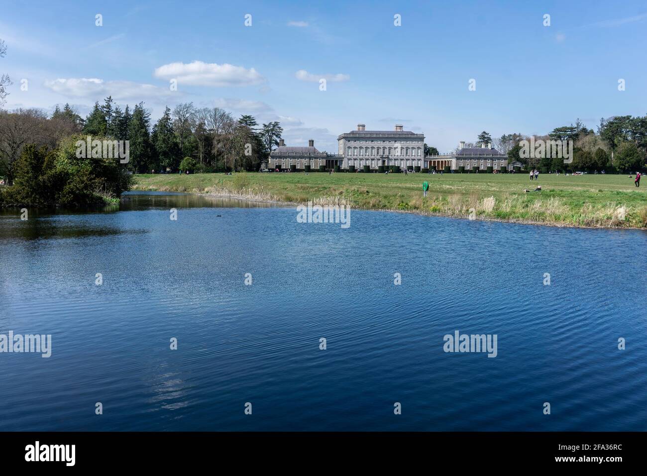 Il lago e il parco di fronte a Castletown House a Kildare, Irlanda. La casa è stata costruita nel 1720 ed è nella cura del OPW. Foto Stock