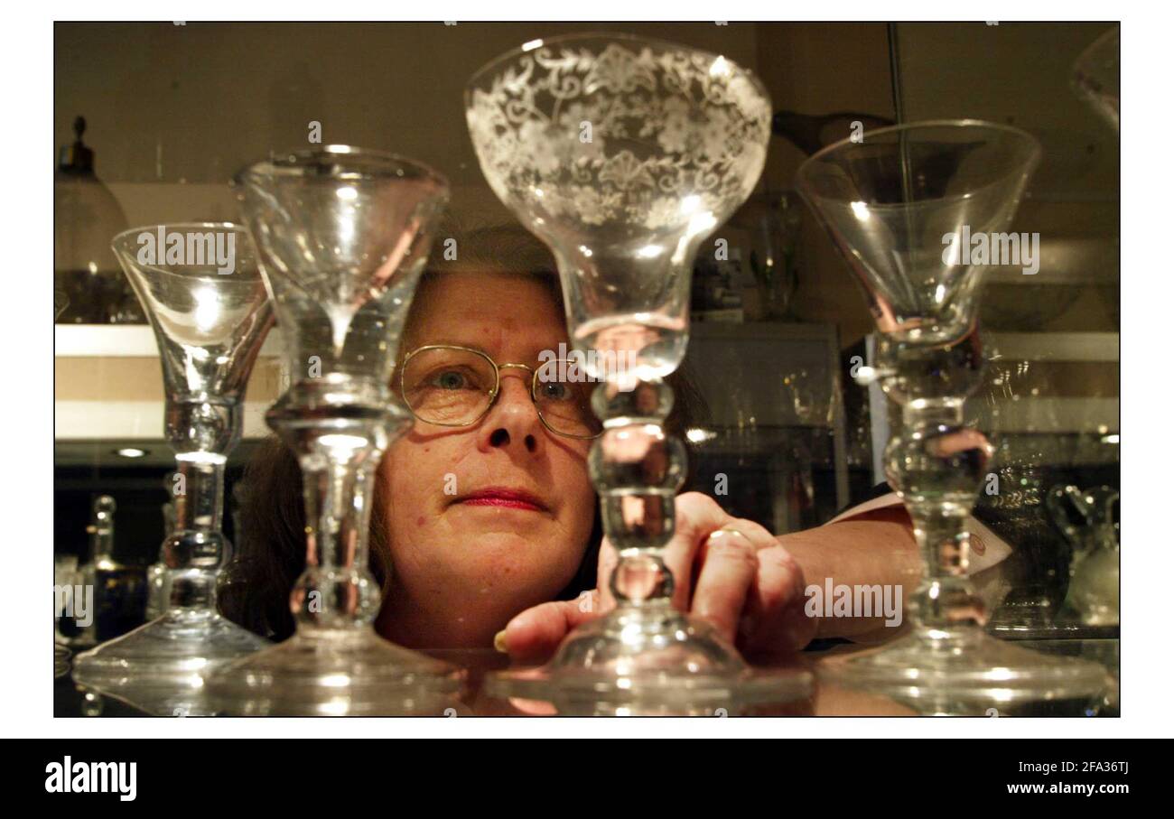 Jeanette Hayhurst...Antique Glass, nel suo negozio con lo stesso nome a Kensington.The più grande vetro in primo piano è al prezzo di 7500.00.pic David Sandison 6/4/2004 Foto Stock