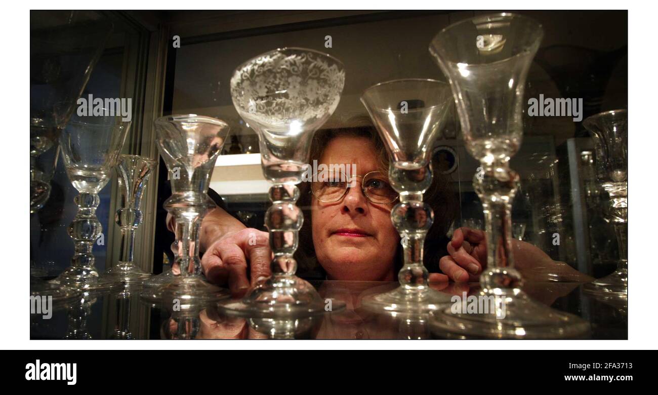 Jeanette Hayhurst...Antique Glass, nel suo negozio con lo stesso nome a Kensington.The più grande vetro in primo piano è al prezzo di 7500.00.pic David Sandison 6/4/2004 Foto Stock