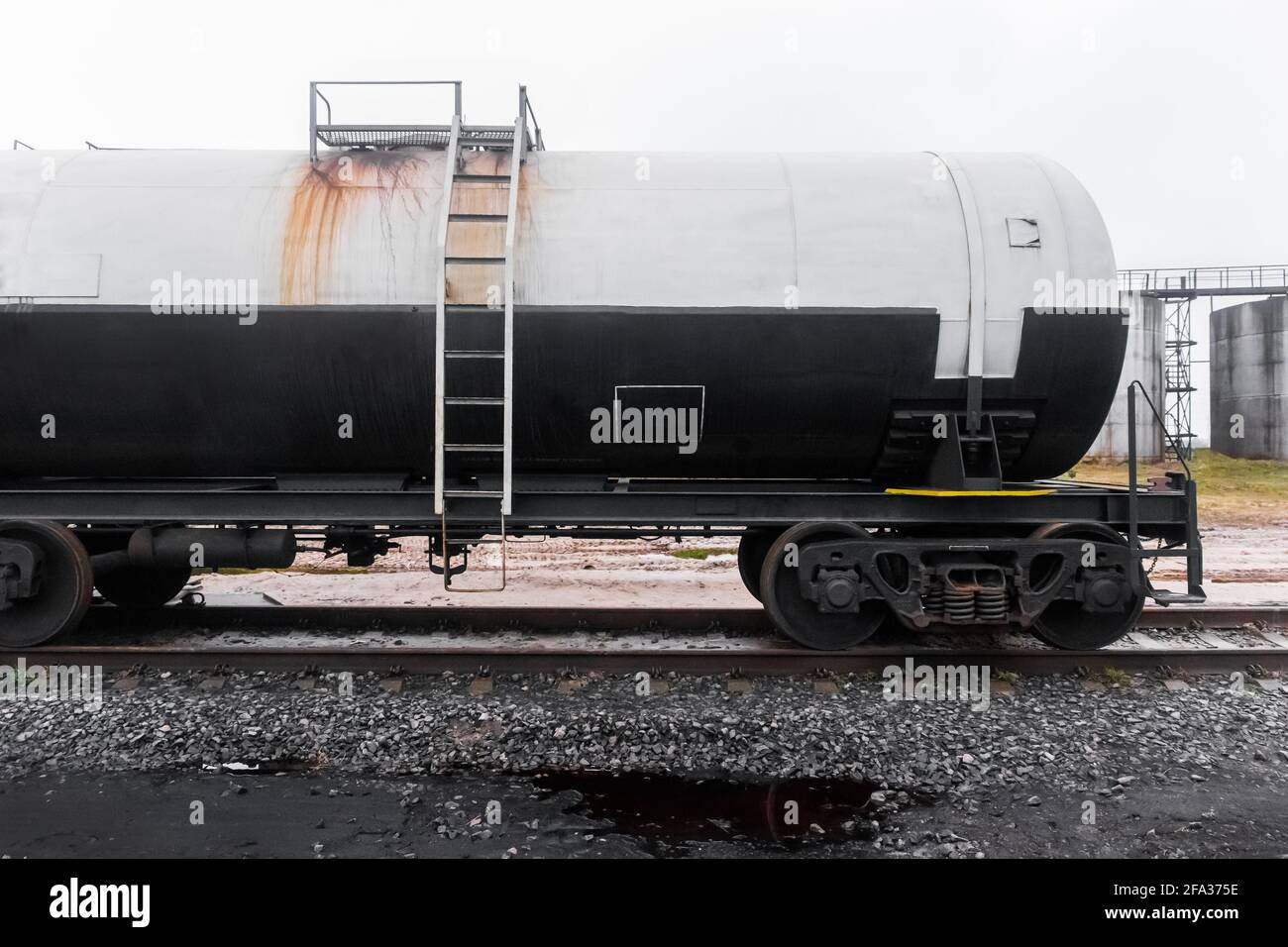 Carro cisterna ferroviario sporco con fertilizzanti o prodotti chimici dopo lo scarico in uno stabilimento industriale. Foto Stock