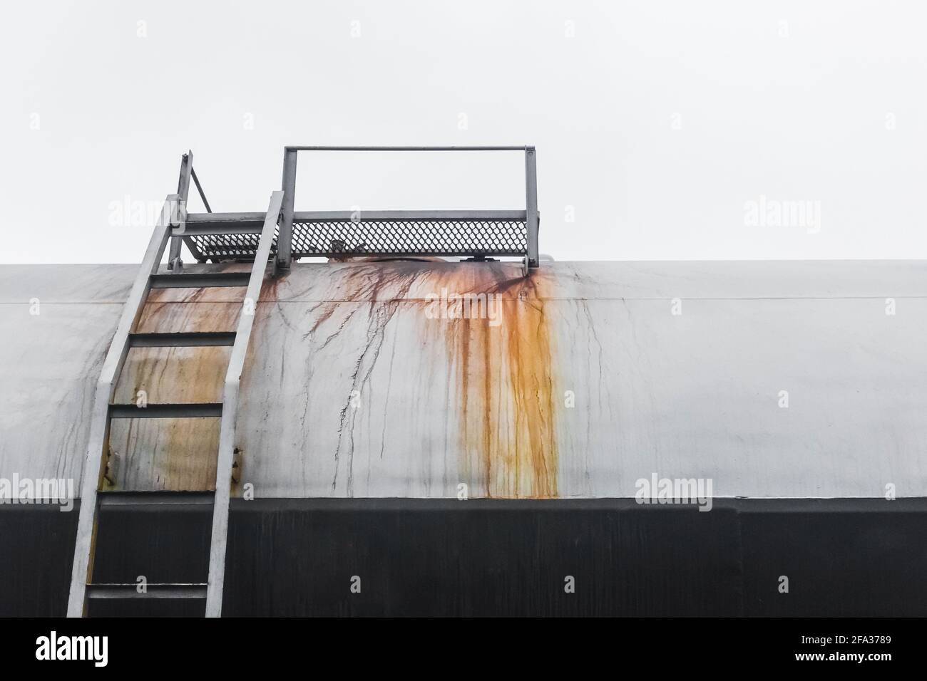 Serbatoio ferroviario sporco dopo lo scarico su impianti industriali. Trasporto di merci e stoccaggio di prodotti chimici. Foto Stock