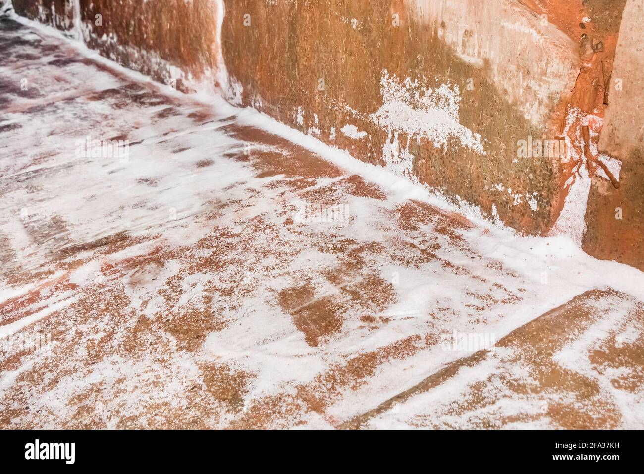 Residui di concime bianco durante lo scarico di un'automobile e tracce di nitrato di ammonio. Foto Stock