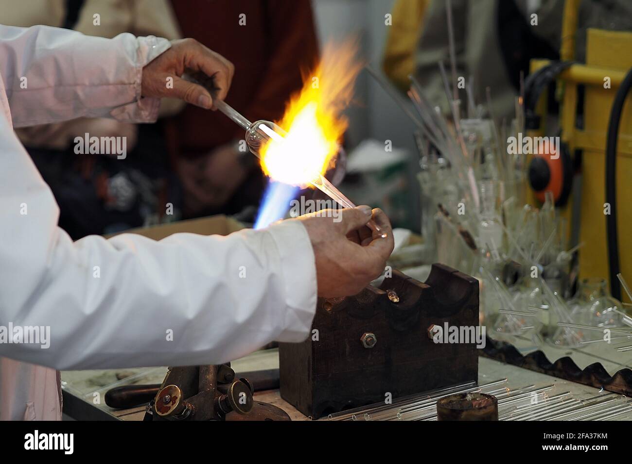 Officina di soffiatura del vetro. Produzione di prodotti in vetro, lavorazione manuale. Foto Stock