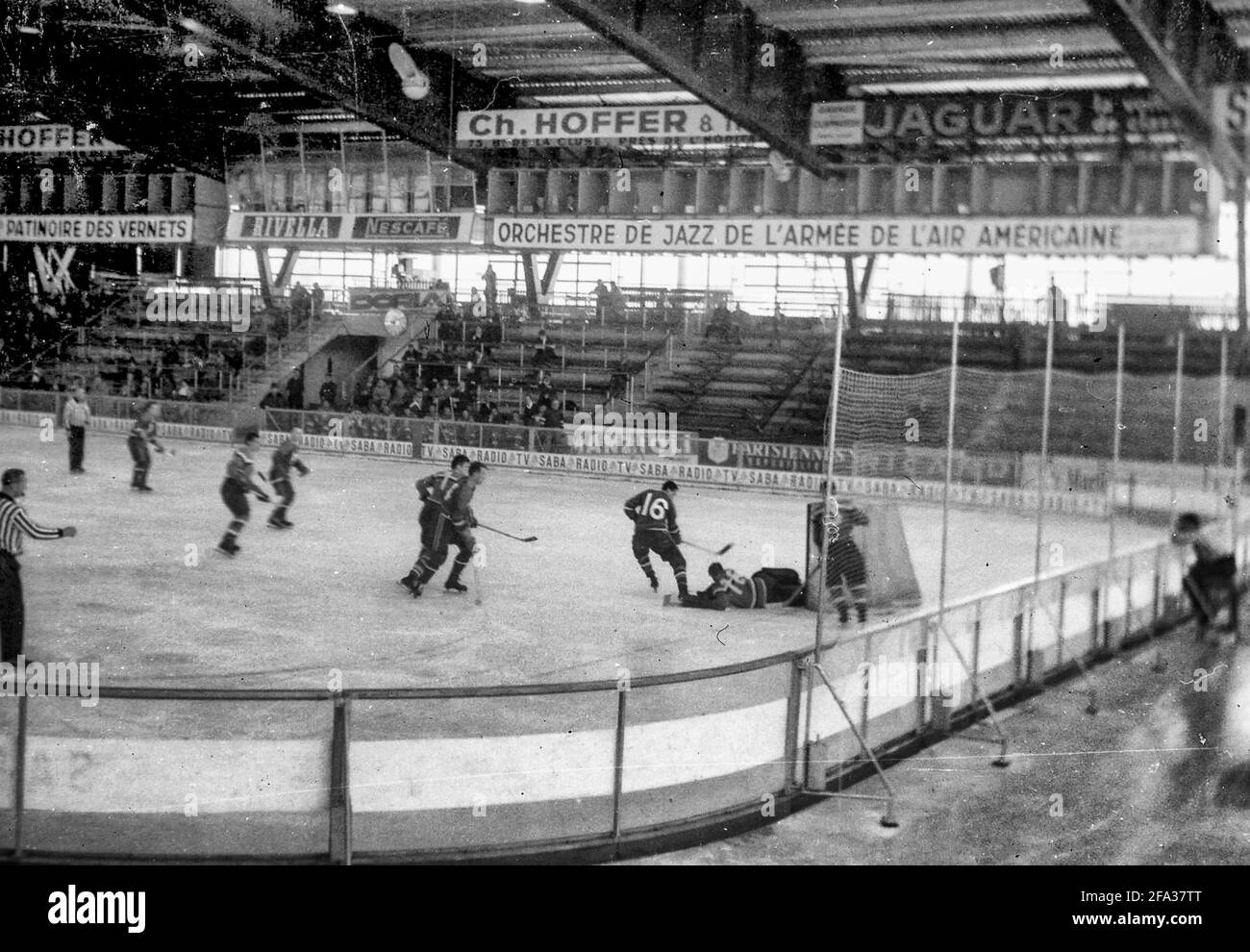 Azione del Gruppo B gioca alla partita del campionato mondiale di hockey su ghiaccio 1961 tra Gran Bretagna e Polonia presso la pista Vernets, a Ginevra, Svizzera. Foto Stock