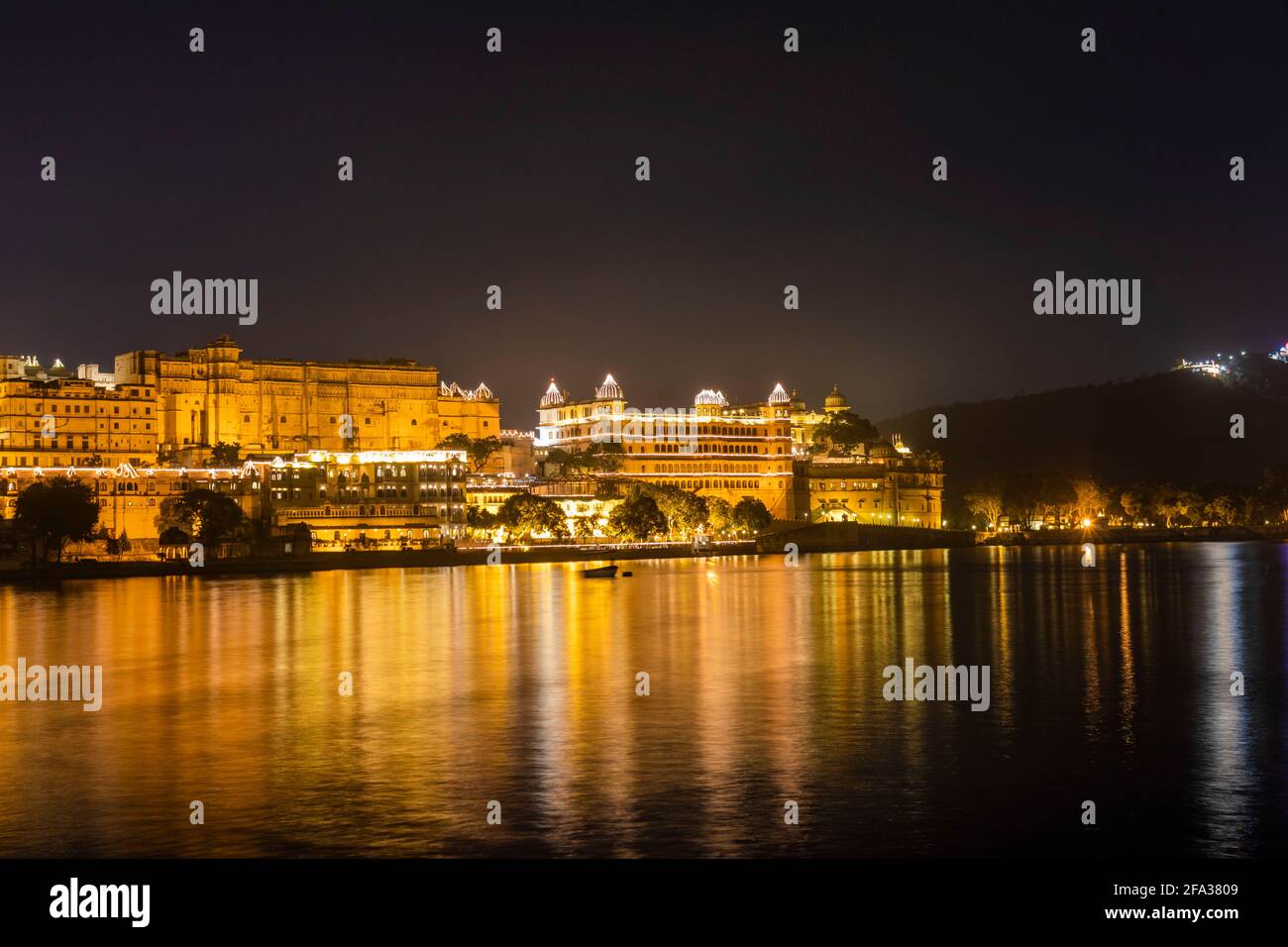 Palazzo della città, Udaipur durante Diwali Foto Stock