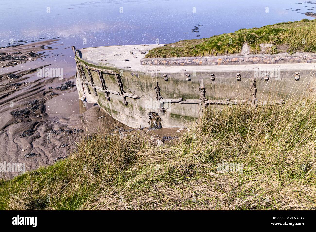 Una chiatta di cemento, una delle molte navi volutamente spiaggiato sulle rive del fiume Severn per prevenire l'erosione al Purton Hulks o cantiere navale. Foto Stock