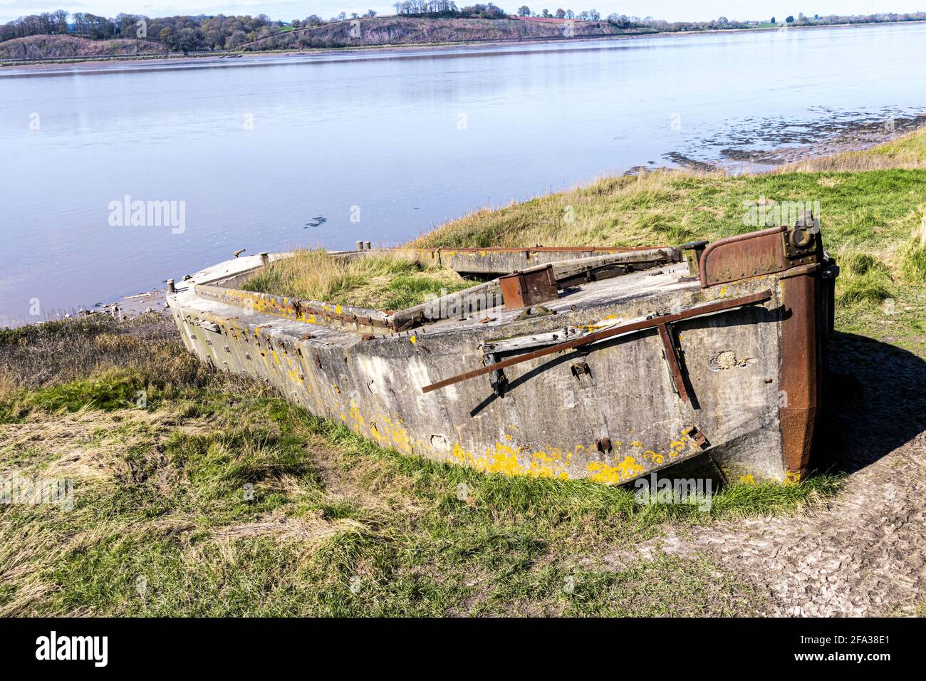 Una chiatta di cemento, una delle molte navi volutamente spiaggiato sulle rive del fiume Severn per prevenire l'erosione al Purton Hulks o cantiere navale. Foto Stock