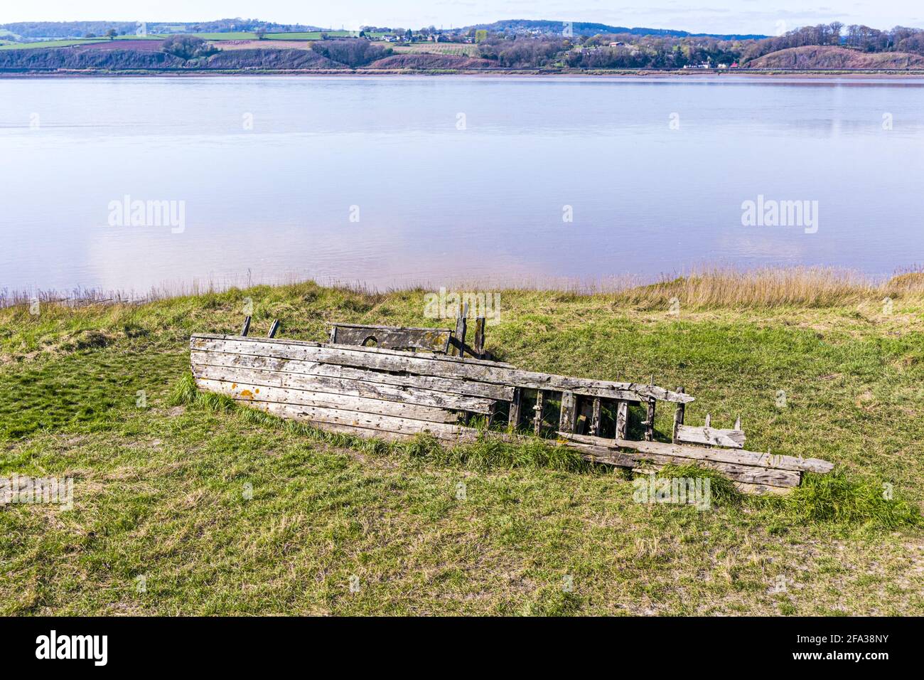 Resti del Severn Collier, uno di molti di tali navi volutamente spiaggiato sulle rive del fiume Severn per prevenire l'erosione a Purton Hulks. Foto Stock