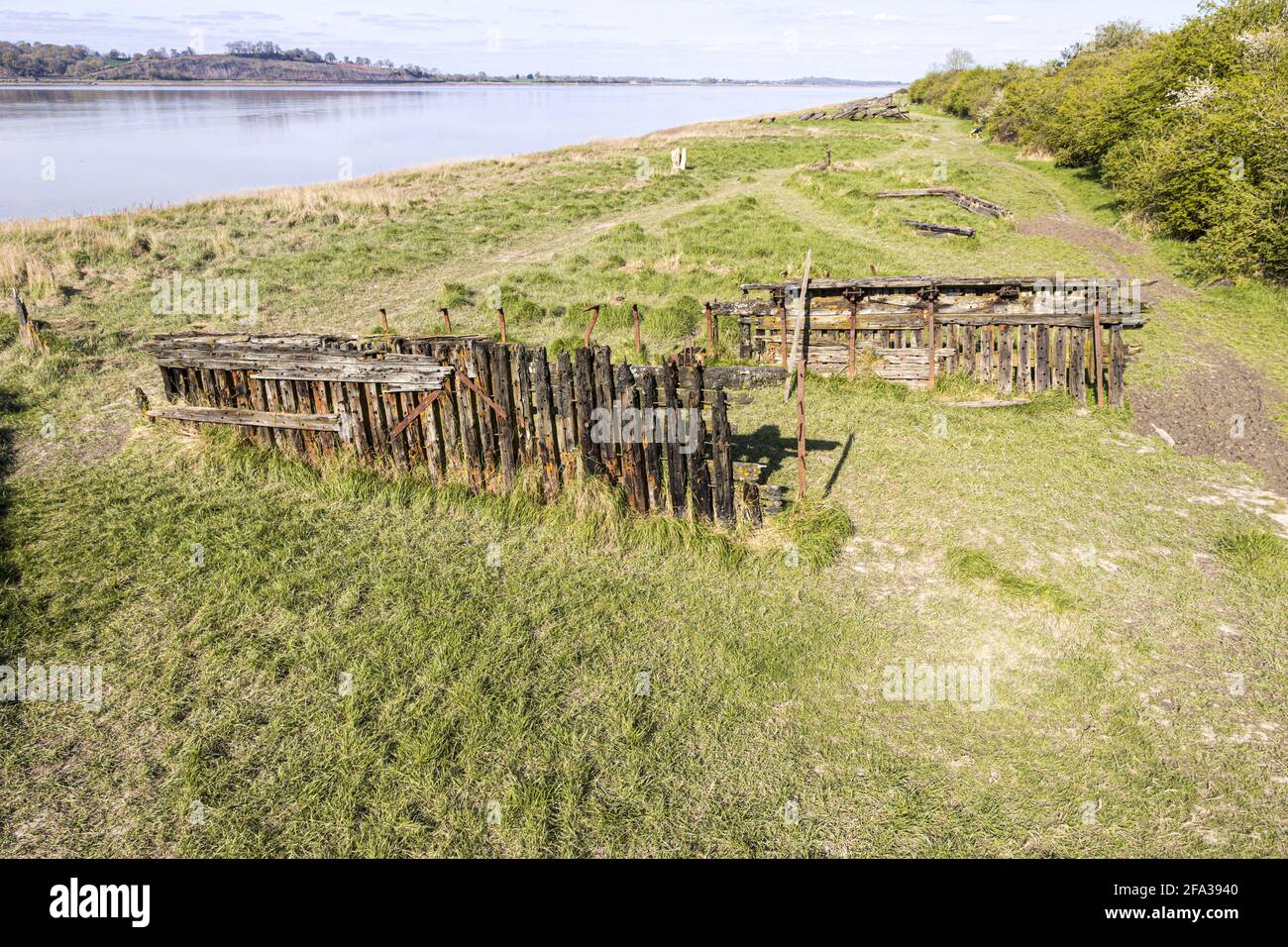 I resti della goletta Ada, una di molte di queste navi volutamente spiaggiato sulle rive del fiume Severn per prevenire l'erosione a Purton Hulks Foto Stock