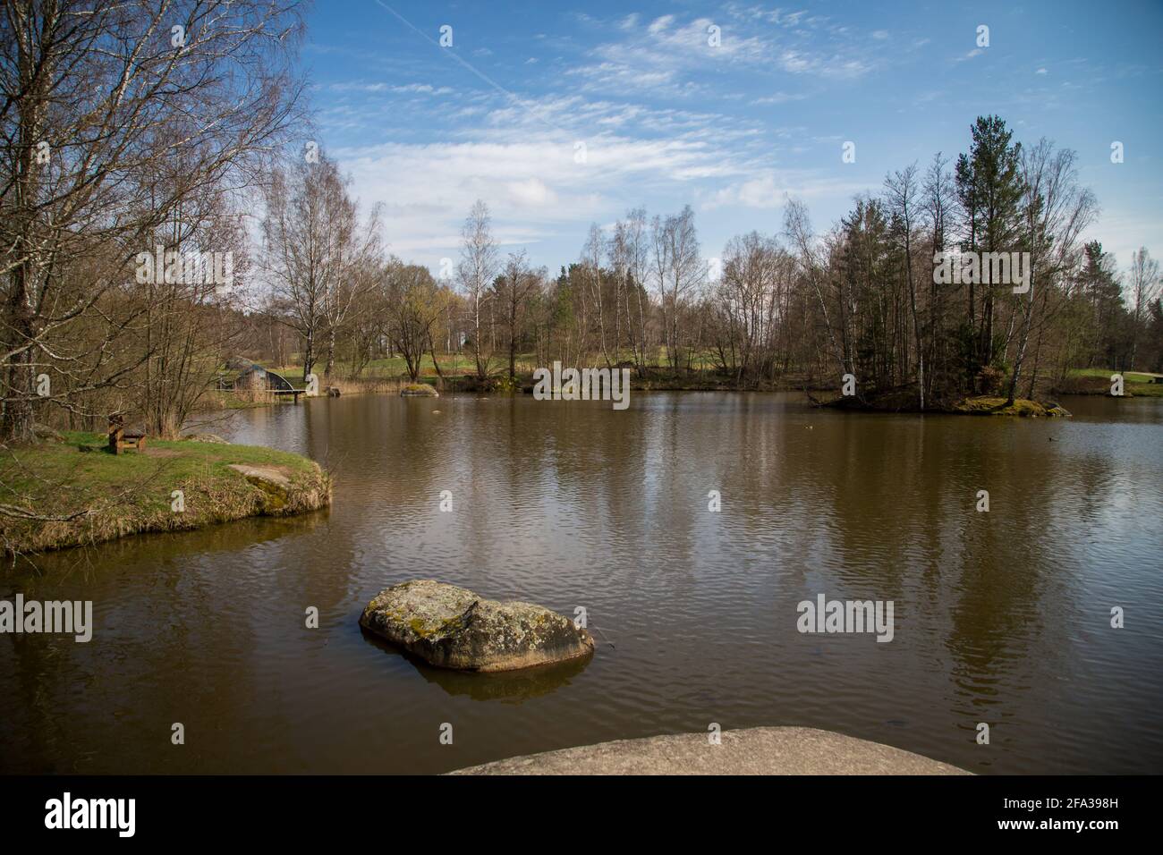 Lago Blockheide nel parco naturale Blockheide, Gmünd, Waldviertel, Austria - aprile 2021 Foto Stock