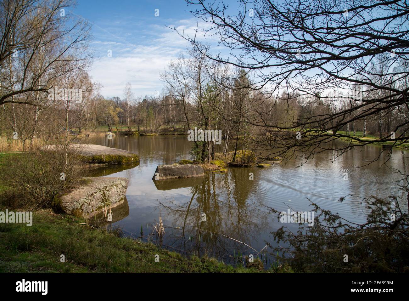 Lago Blockheide nel parco naturale Blockheide, Gmünd, Waldviertel, Austria - aprile 2021 Foto Stock