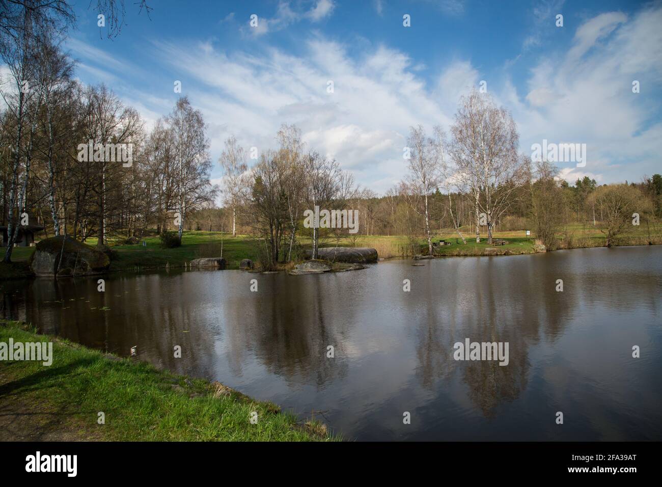 Lago Blockheide nel parco naturale Blockheide, Gmünd, Waldviertel, Austria - aprile 2021 Foto Stock