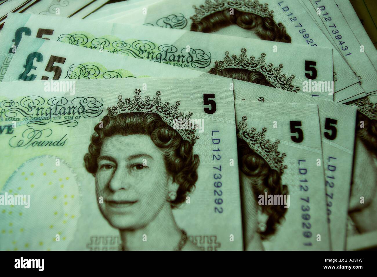 Colpo di closeup di sterlina con una faccia di regina Elizabeth si accatastò l'una sull'altra Foto Stock