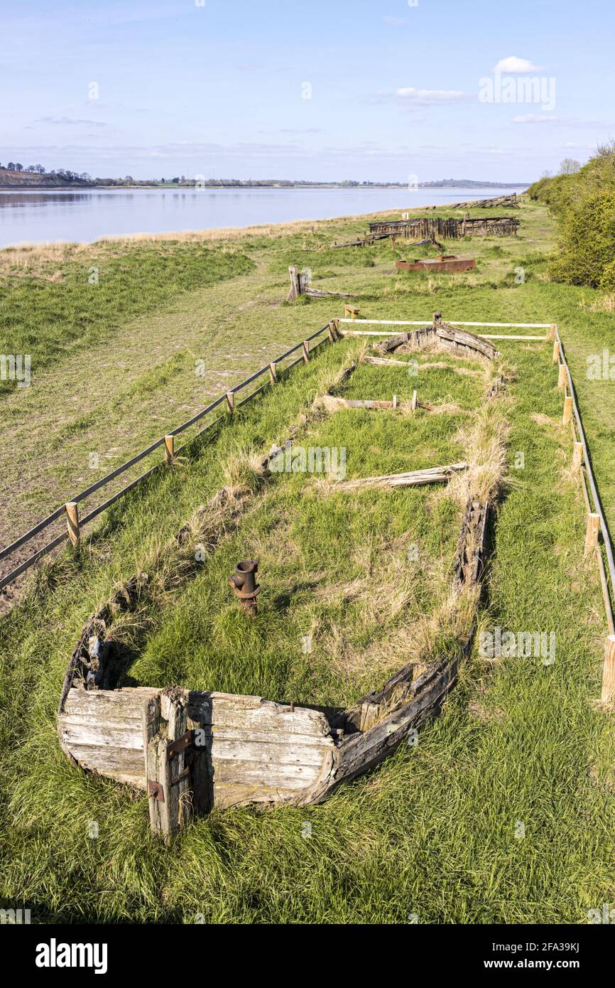 Resti della chiatta Kennett Harriett, una delle molte navi volutamente spiaggiato sulle rive del fiume Severn al Purton Hulks, Gloucestershire. Foto Stock