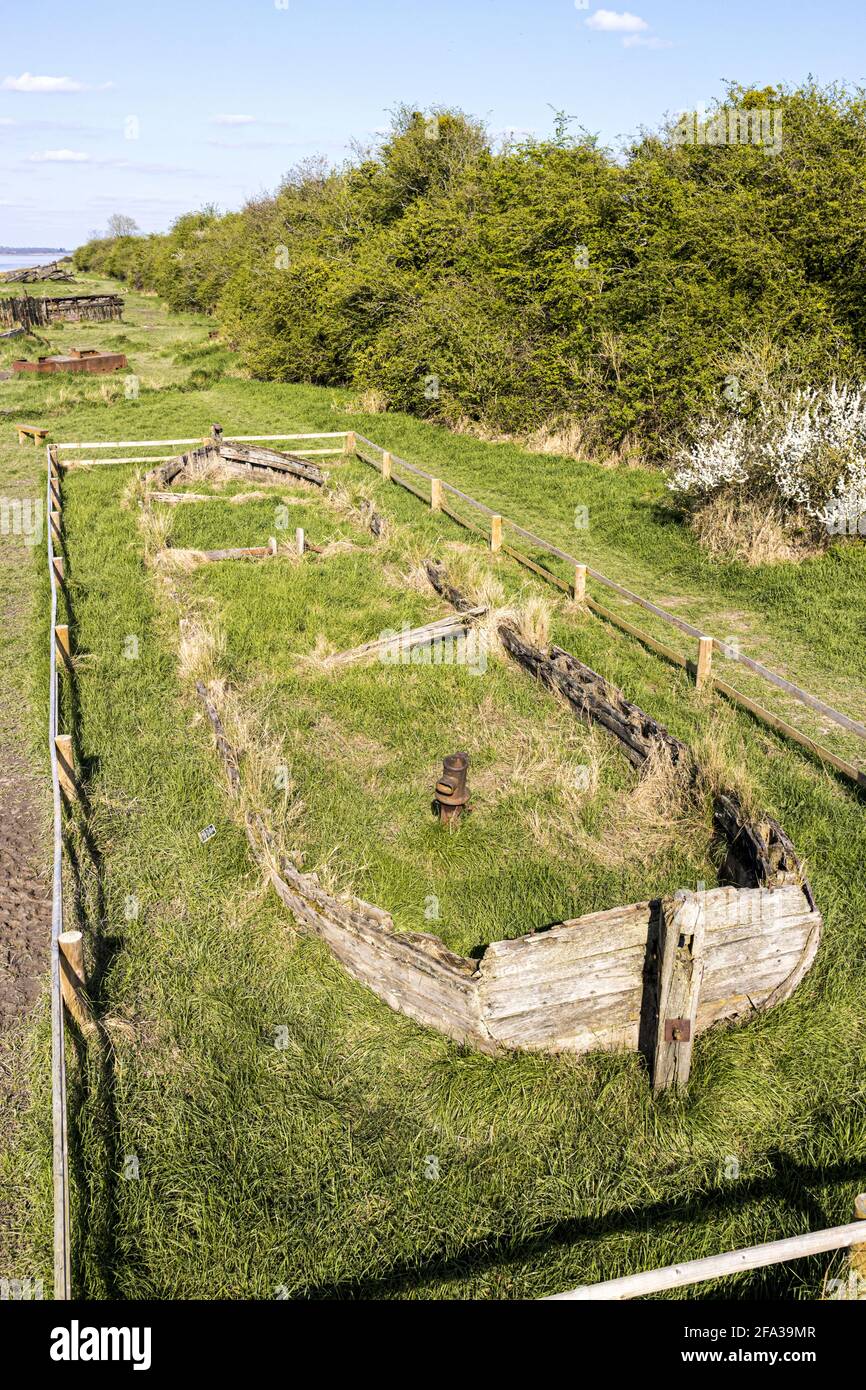 Resti della chiatta Kennett Harriett, una delle molte navi volutamente spiaggiato sulle rive del fiume Severn al Purton Hulks, Gloucestershire. Foto Stock