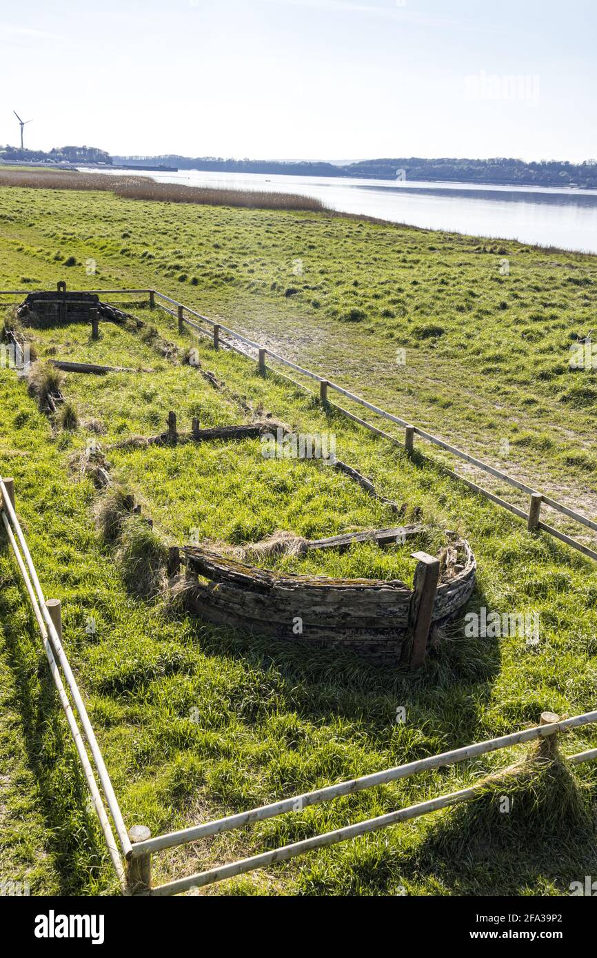 Resti della chiatta Kennett Harriett, una delle molte navi volutamente spiaggiato sulle rive del fiume Severn al Purton Hulks, Gloucestershire. Foto Stock