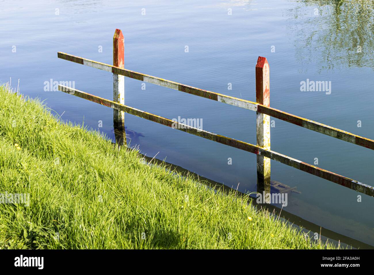 Una barriera sulle rive del Gloucester Sharpness Canal a Purton, Gloucestershire UK Foto Stock