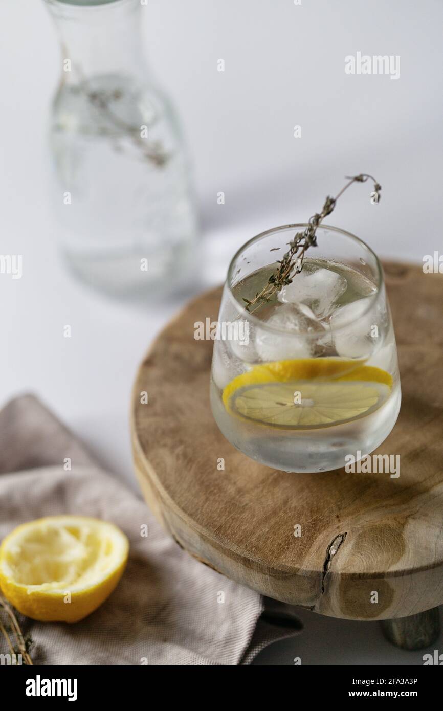 Acqua fresca infusa detox con limoni e timo peso ricetta di perdita Foto Stock