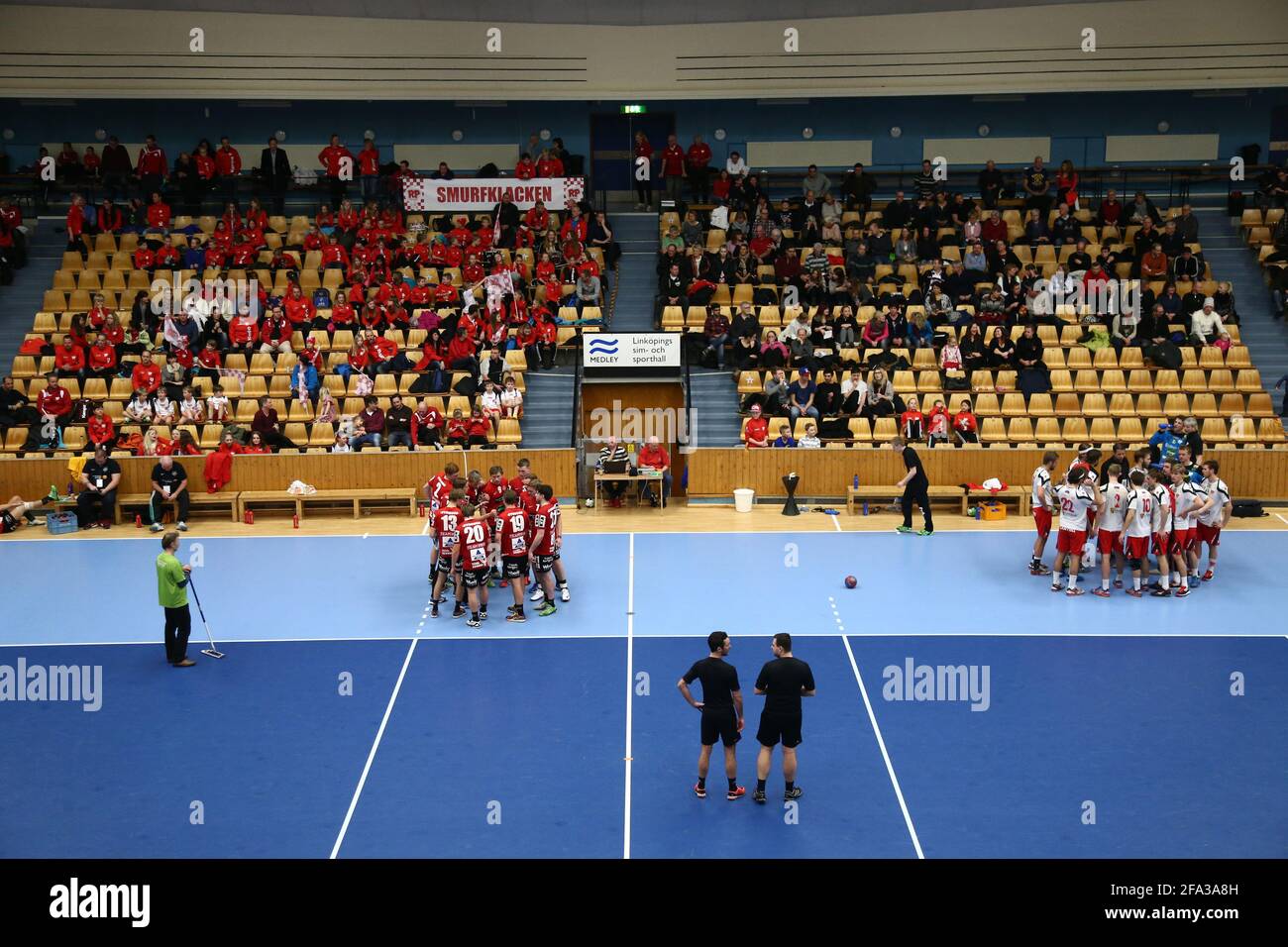 Partita di pallamano in una sala sportiva. Foto Stock