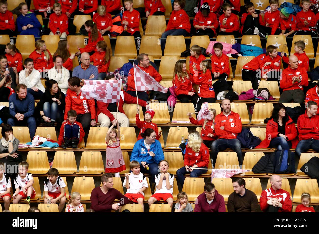 Partita di pallamano in una sala sportiva. Foto Stock
