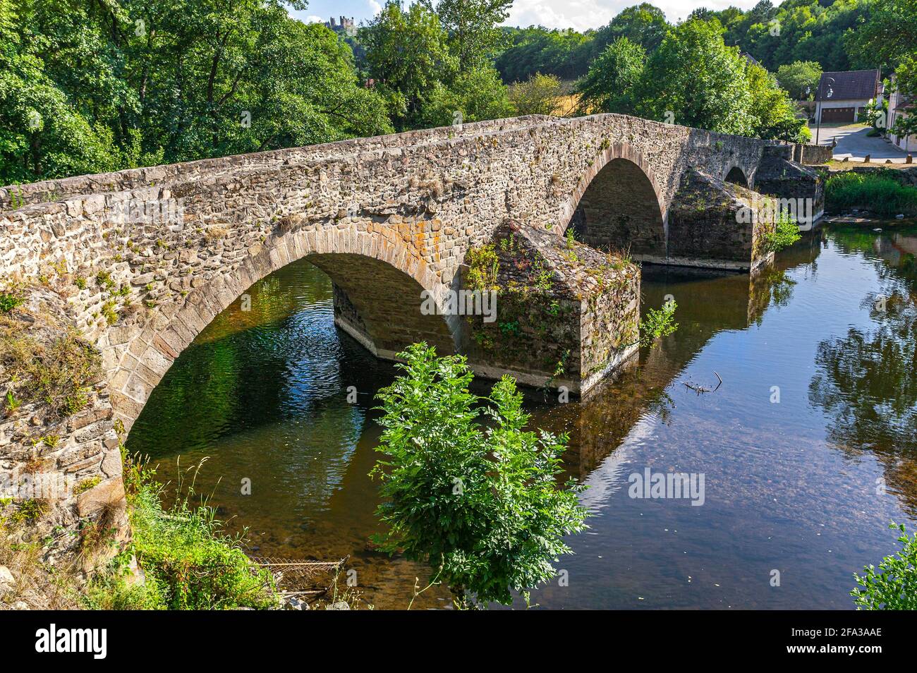 Ponte di pietra Menat sul placido fiume Sioule. Auvergne-Rhône-Alpes, Francia, Europa Foto Stock