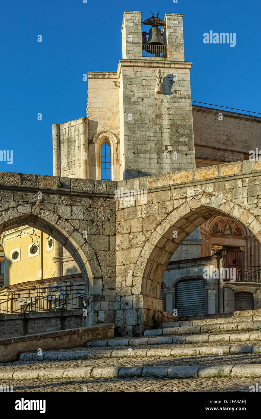 Campanile e ingresso laterale di San Francesco della Scarpa a Sulmona. In primo piano l'acquedotto medievale. Sulmona, Abruzzo Foto Stock