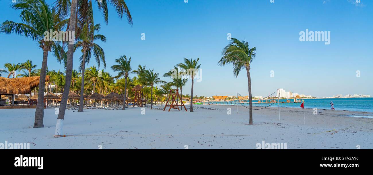 Mattina a Ancha Beach a Cancun Messico con l'oceano calmo, cielo blu di sfondo Foto Stock