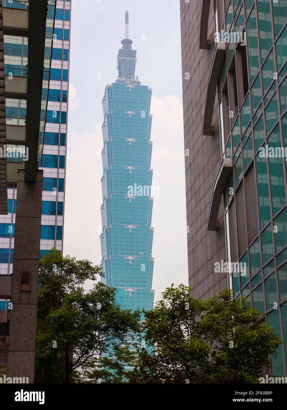 La torre Taipei 101 durante una giornata calda e frizzante. A Taipei, Taiwan. Foto Stock