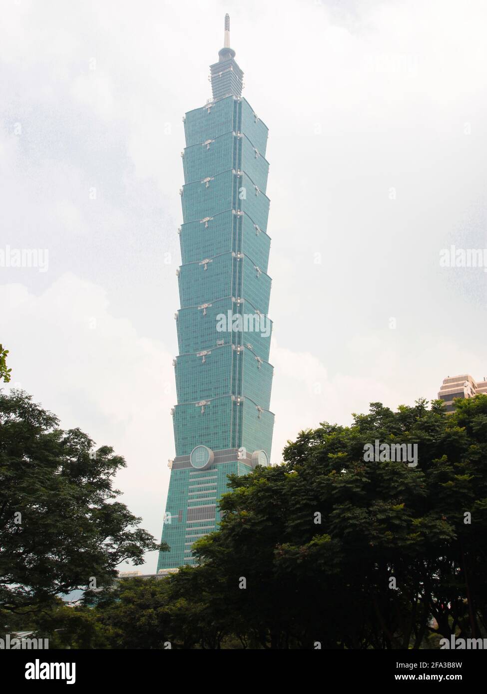 La torre Taipei 101 durante una giornata calda e frizzante. A Taipei, Taiwan. Foto Stock