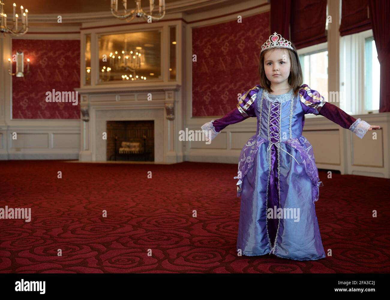 Bambina vestita come una principessa a le Chateau Frontenac Foto Stock