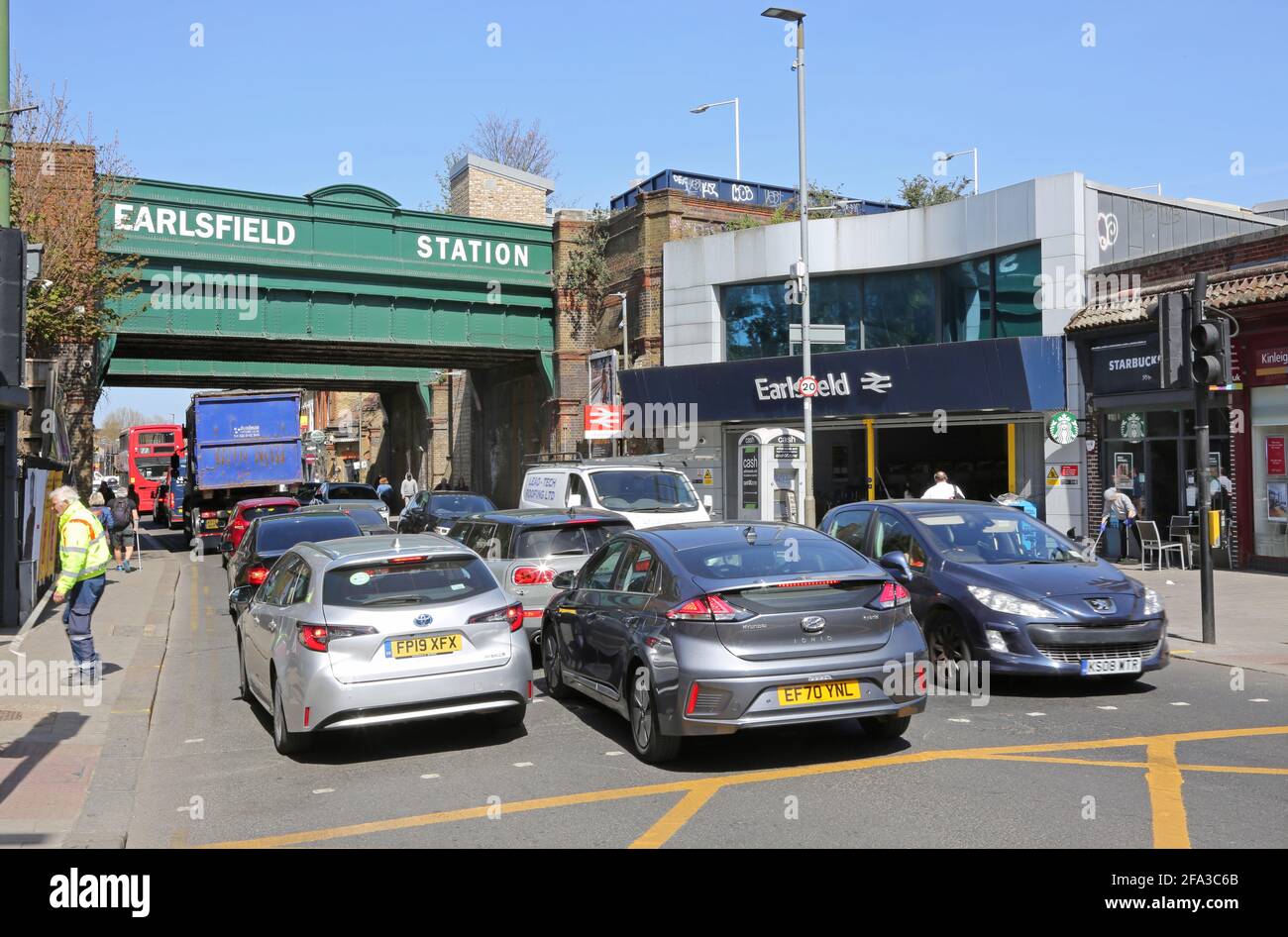 Traffico intenso su Garratt Lane fuori dalla stazione di Earlsfeld, a sud-ovest di Londra, Regno Unito Foto Stock