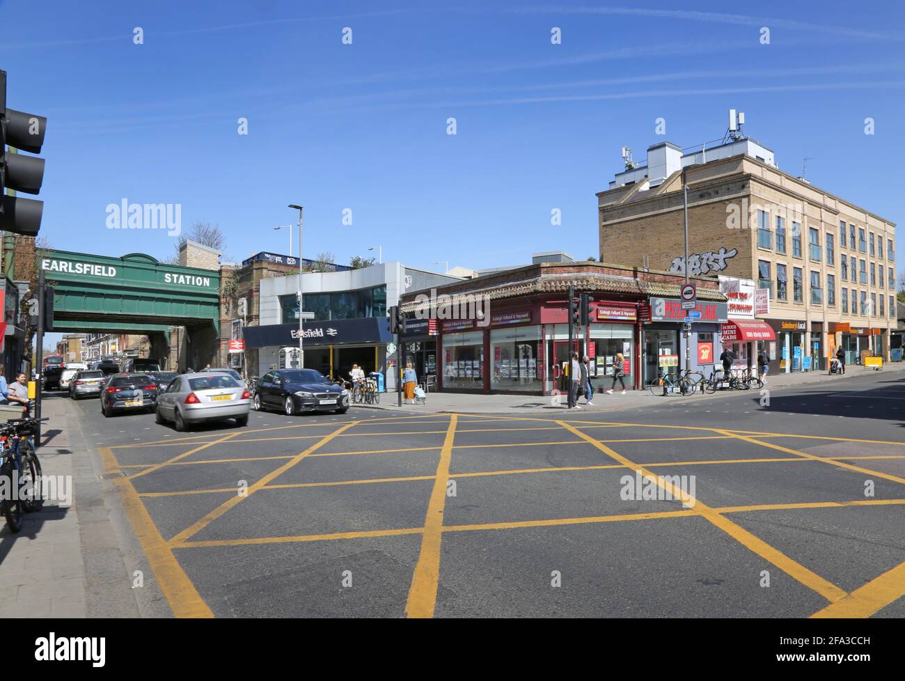 Centro di Earlsfield, sud-ovest di Londra, Regno Unito. Mostra stazione e incrocio di Garratt Lane e Magdalen Road, Foto Stock