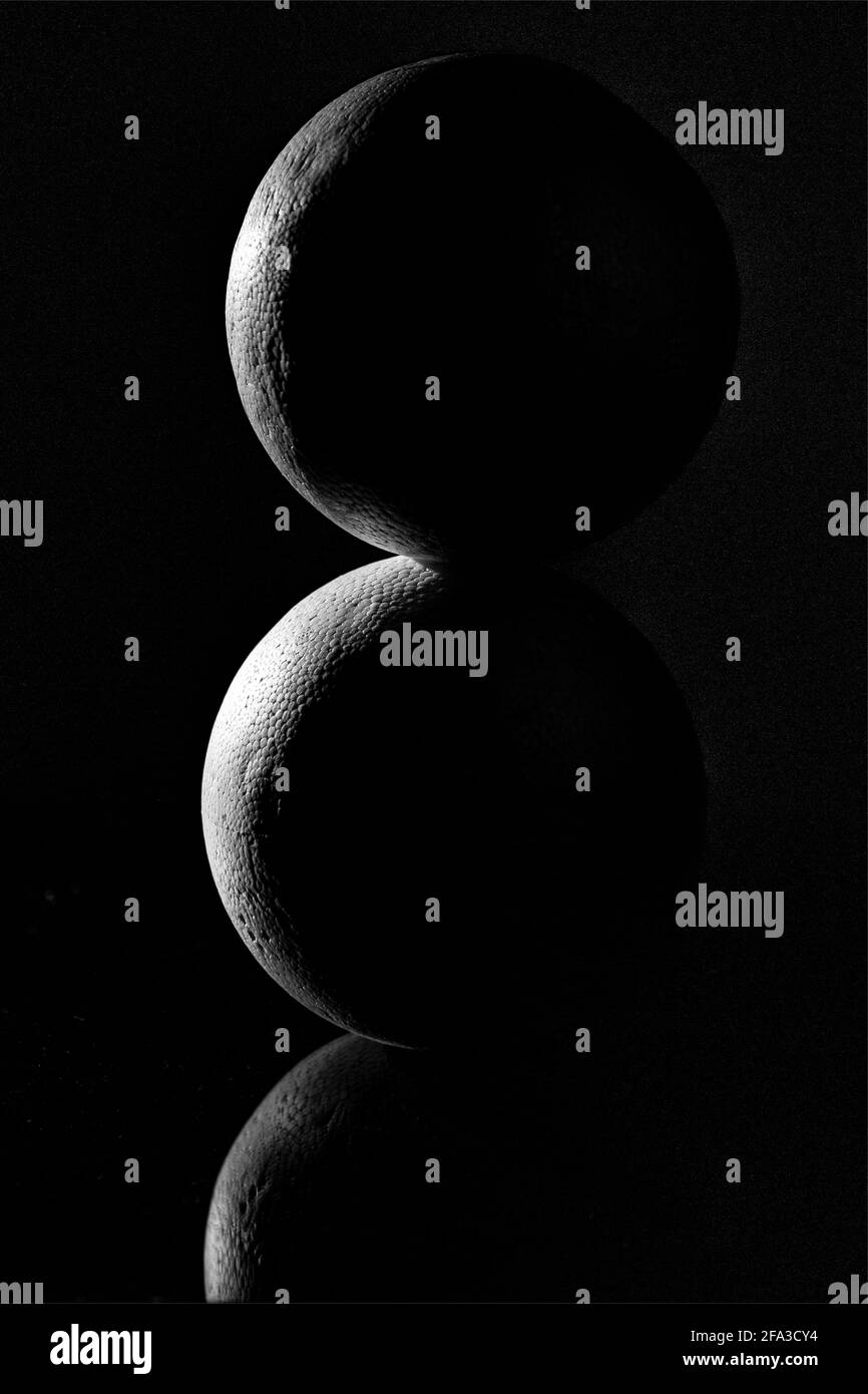 Pallina bianca di schiuma su sfondo nero nello Studio e vuota rotonda Foto Stock