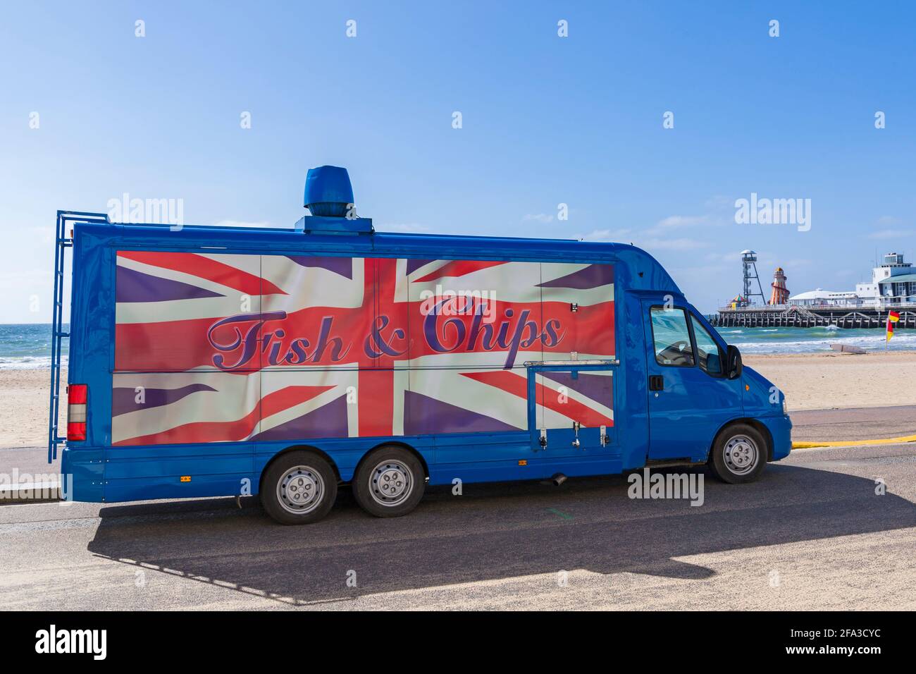 Fish & Chips van parcheggiato sulla passeggiata a Bournemouth Beach, Bournemouth, Dorset UK il giorno di sole in aprile Foto Stock