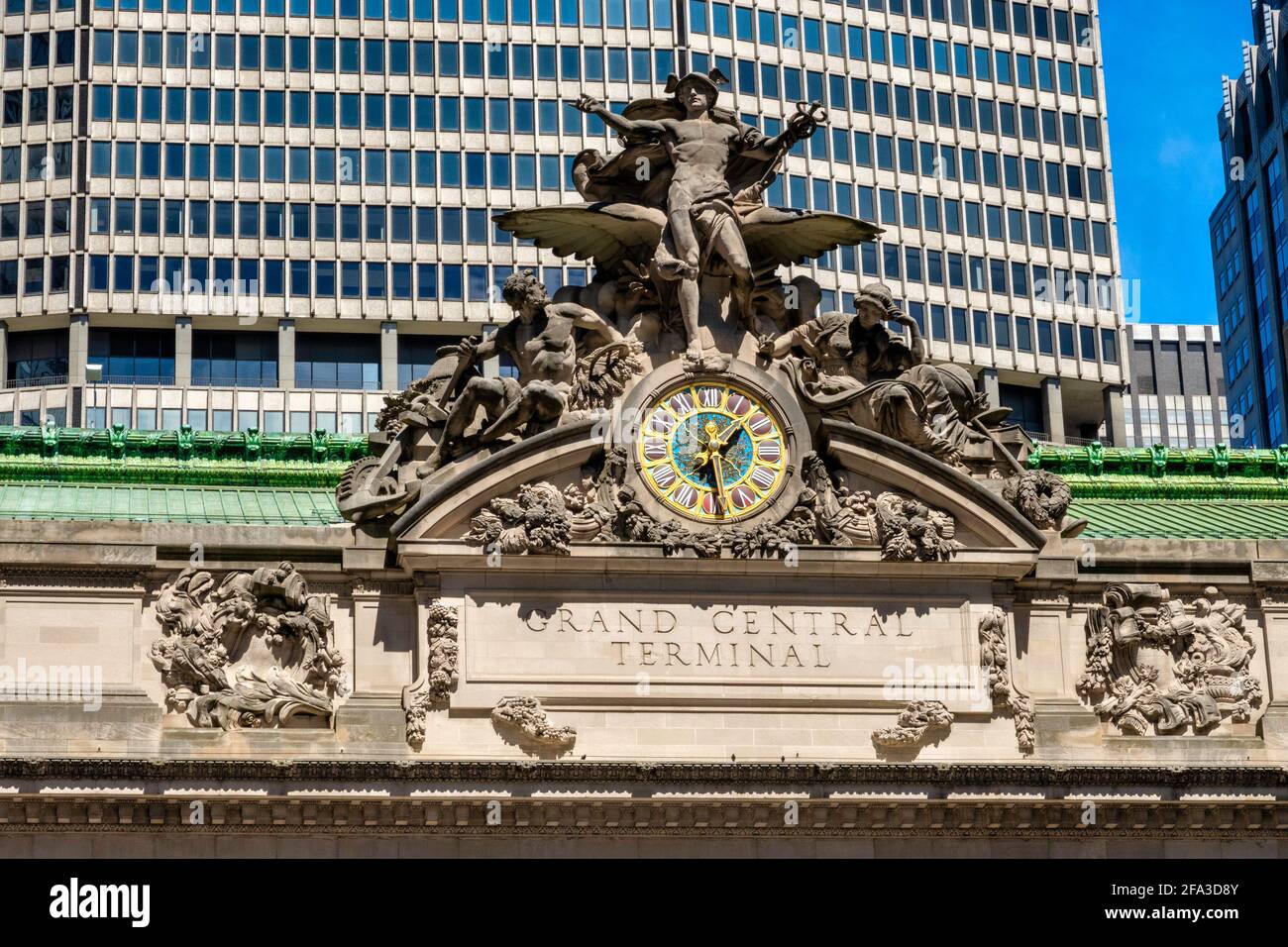 La facciata del Grand Central Terminal presenta una scultura per il trasporto e un orologio in vetro di Tiffany, New York City, USA Foto Stock