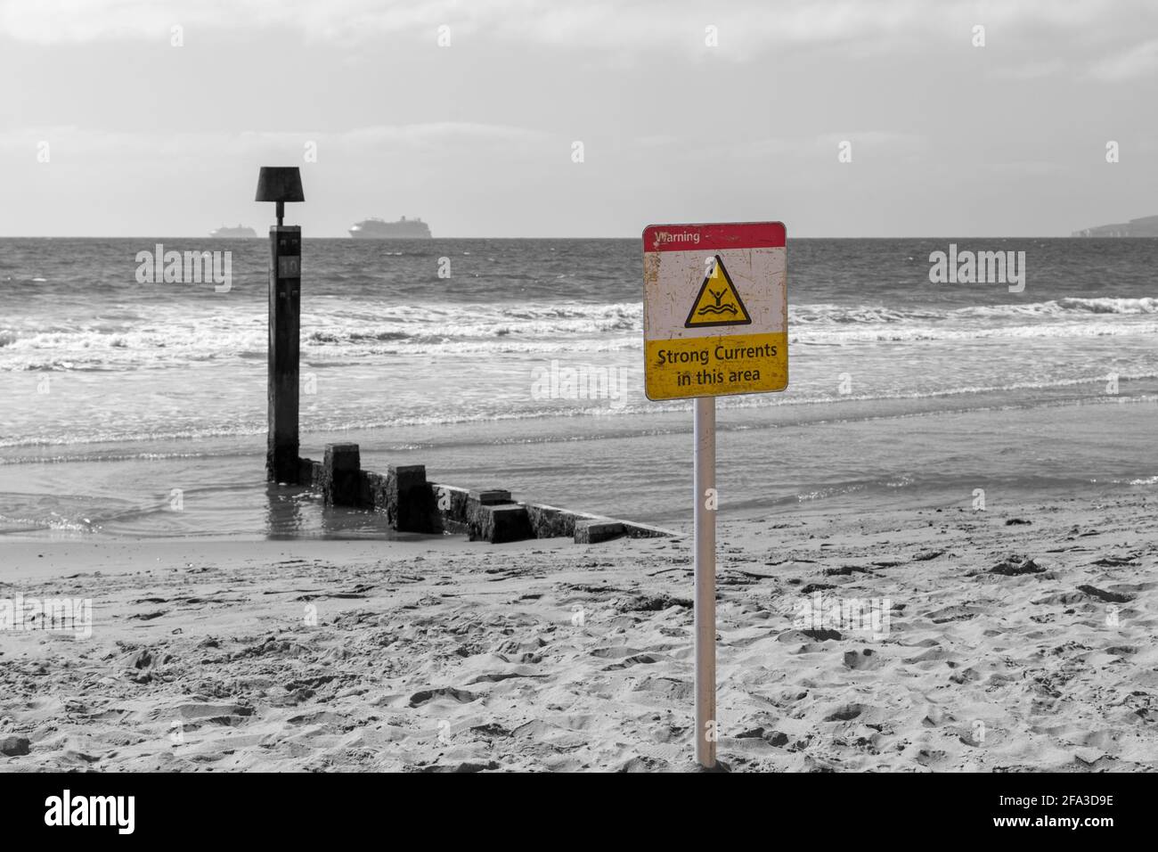Avviso forti correnti in questa zona segno sulla riva del mare di Bournemouth spiaggia a Bournemouth, Dorset UK il giorno di sole in aprile Foto Stock