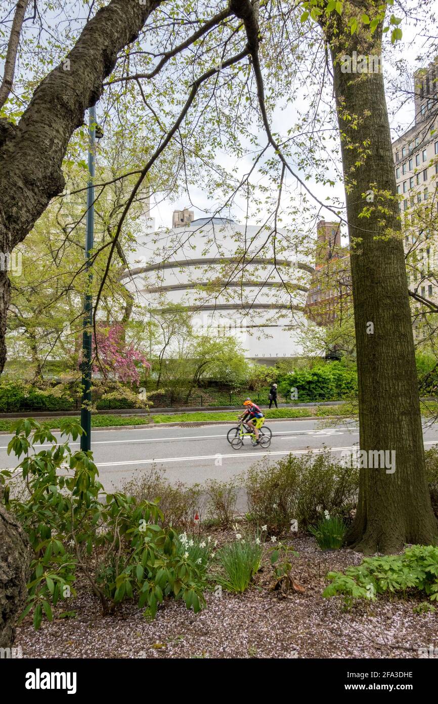 Museo Guggenheim esterno in primavera come si vede dal Central Park di New York Foto Stock