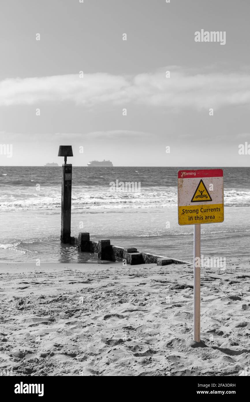 Avviso forti correnti in questa zona segno sulla riva del mare di Bournemouth spiaggia a Bournemouth, Dorset UK il giorno di sole in aprile Foto Stock
