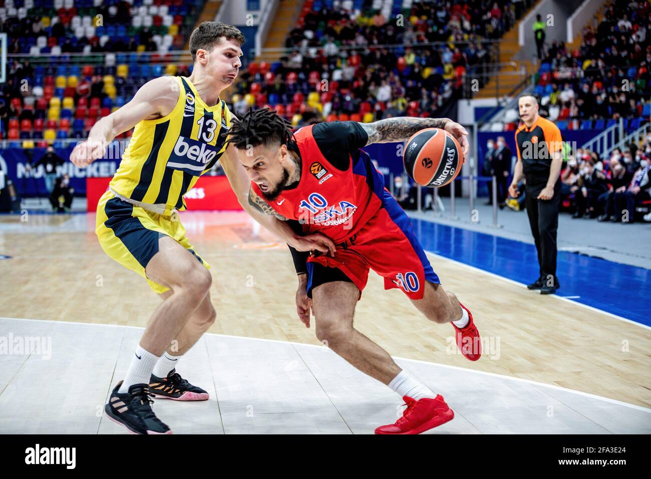 Mosca, Russia. 21 Apr 2021. Daniel Hackett, (10) di CSKA Mosca in azione contro Tarik Biberovic (13) di Fenerbahce Beko Istanbul durante la gara 1 della Turkish Airlines Eurolega Playoff della stagione 2020-2021 tra CSKA Mosca e Fenerbahce Beko Istanbul alla megasport Arena. Punteggio finale: CSKA Mosca 92:76 Fenerbahce Beko Istanbul. Credit: SOPA Images Limited/Alamy Live News Foto Stock