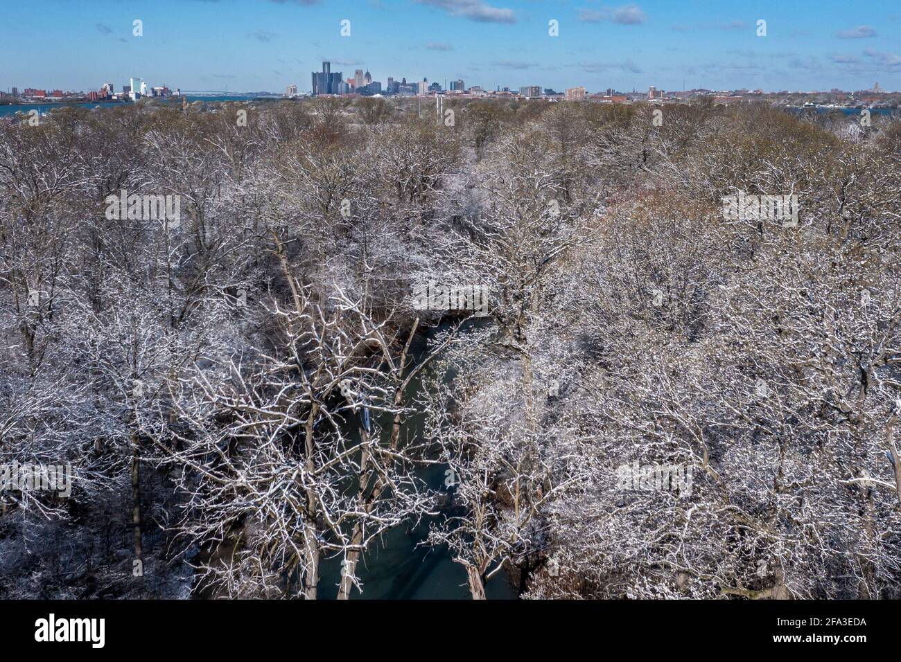 Detroit, Michigan - Belle Isle, un parco insulare nel fiume Detroit, dopo una nevicata di primavera. Il centro di Detroit è in lontananza. Foto Stock