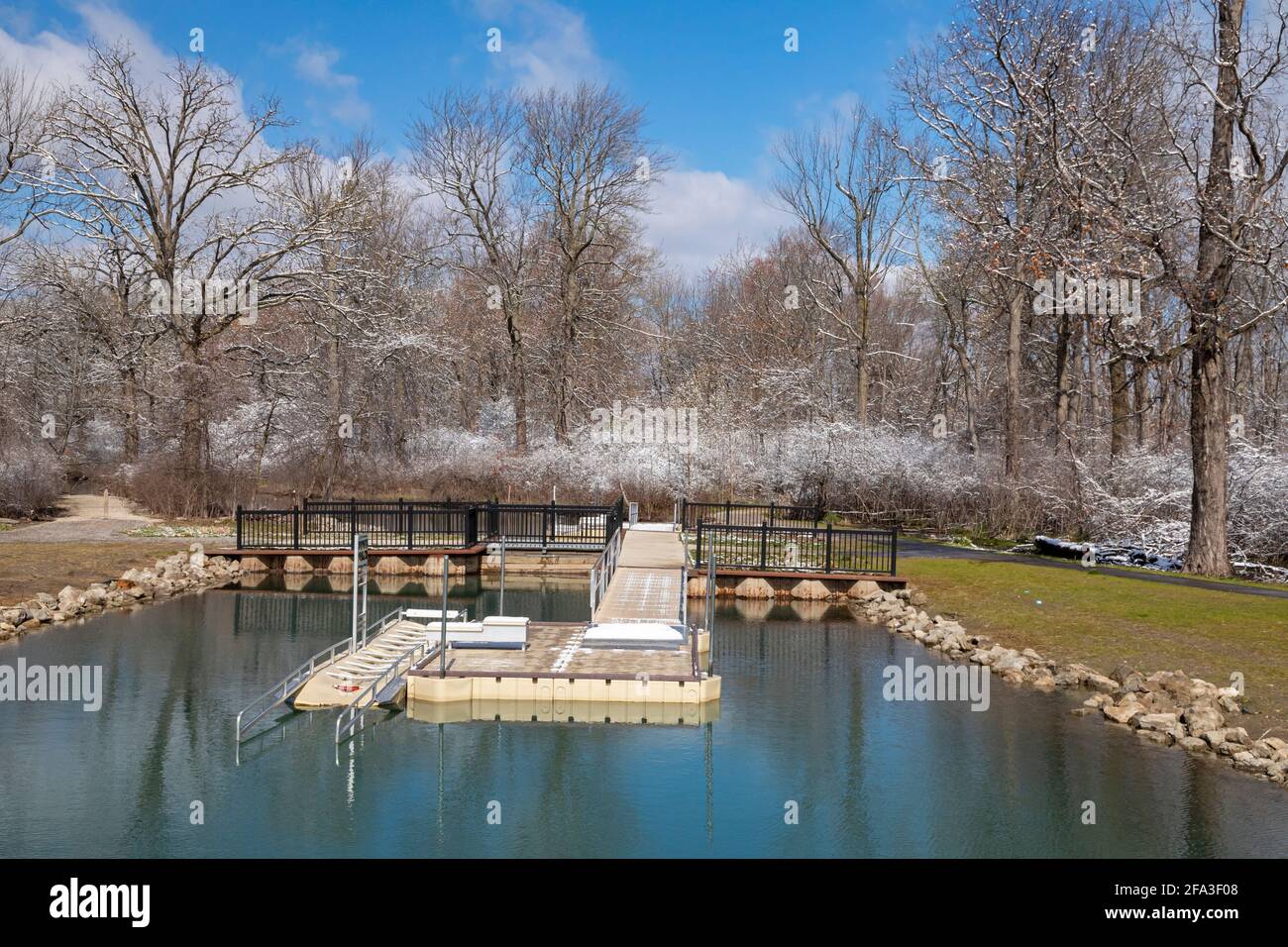 Detroit, Michigan - un lancio accessibile in kayak su Belle Isle, un parco dell'isola nel fiume Detroit. La struttura consente agli utenti di abbassarsi da Foto Stock