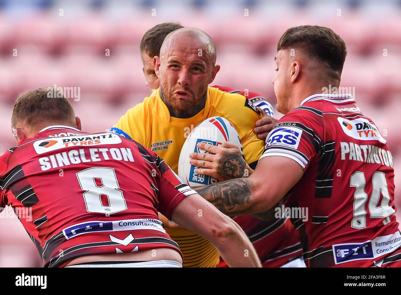 Nathan Massey (14) di Castleford Tigers è affrontato da Ollie Partington (14) e Brad Singleton (8) di Warriors in, il 22/2021. (Foto di Craig Thomas/News Images/Sipa USA) Credit: Sipa USA/Alamy Live News Foto Stock