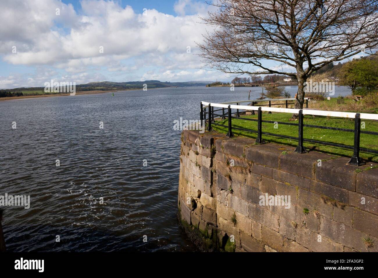 Vista lungo il fiume Clyde dall'uscita dal Forth e Clyde Canal, Bowling, Scozia Foto Stock