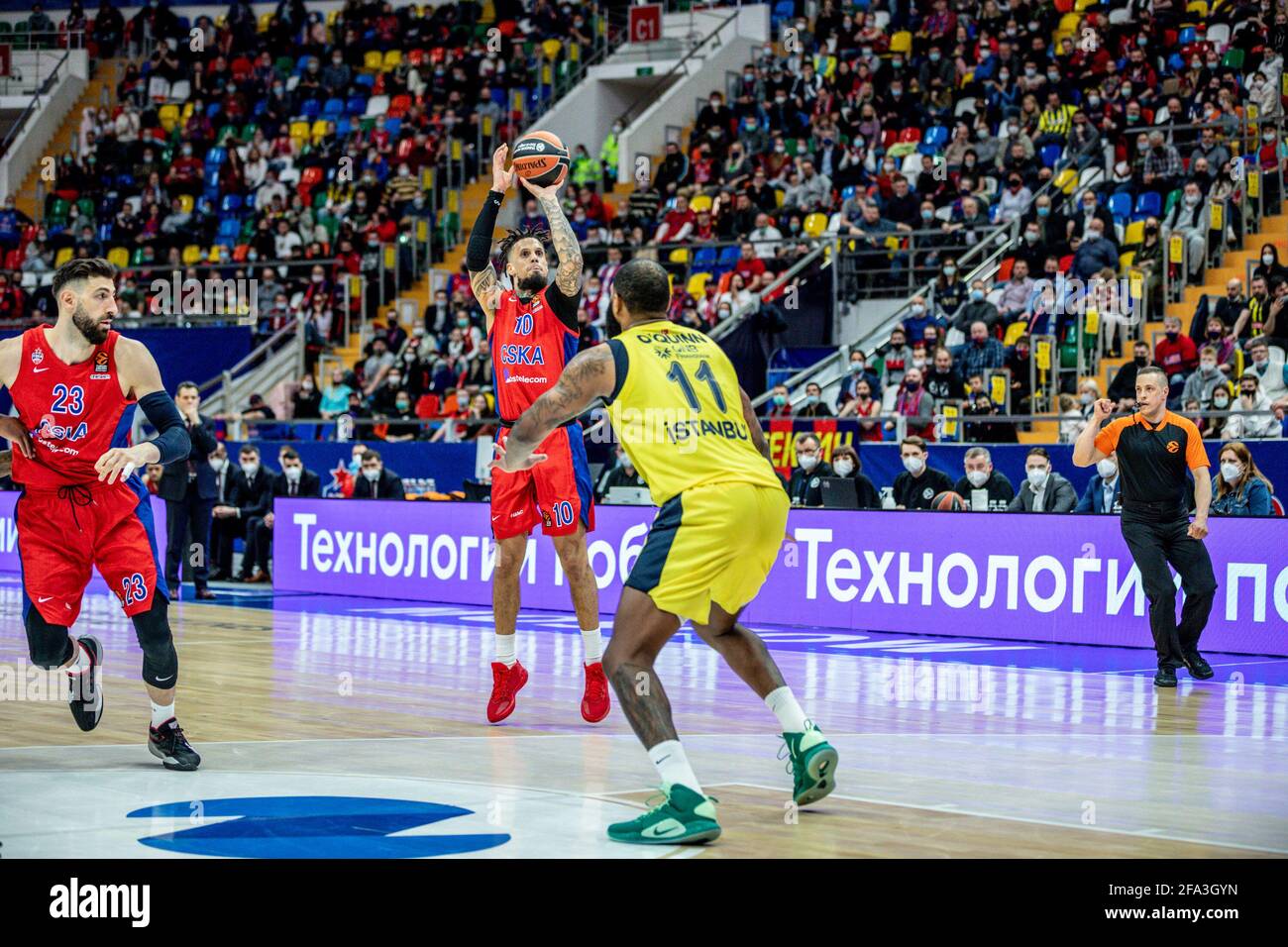 Mosca, Russia. 21 Apr 2021. Daniel Hackett (10) di CSKA Mosca e Kyle Brandon o'Quinn (11) di Fenerbahce Beko Istanbul visto in azione durante il gioco 1 della Turkish Airlines Eurolega Playoff della stagione 2020-2021 tra CSKA Mosca e Fenerbahce Beko Istanbul alla megasport Arena. Punteggio finale: CSKA Mosca 92:76 Fenerbahce Beko Istanbul. (Foto di Nicholas Muller/SOPA Images/Sipa USA) Credit: Sipa USA/Alamy Live News Foto Stock