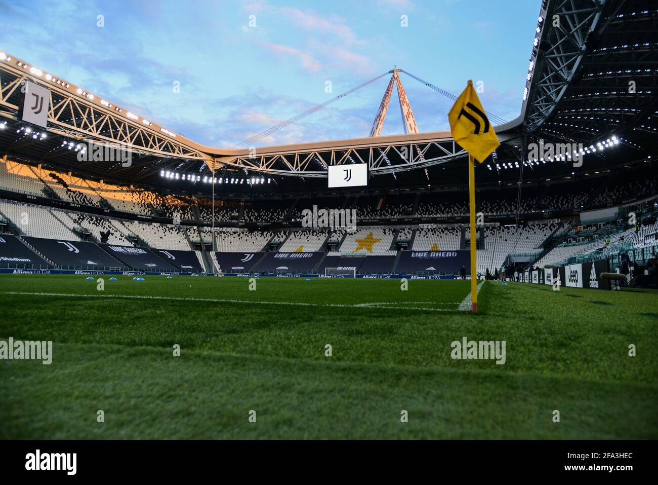 Torino, Italia. 21 Apr 2021. (4/21/2021) lo Stadio Allianz prima della Serie UNA partita di calcio tra Juventus e Parma Calcio gli stadi sportivi in Italia rimangono soggetti a rigorose restrizioni a causa del Pandemico Coronavirus, in quanto le leggi governative in materia di allontanamento sociale vietano i tifosi all'interno dei locali, con conseguente gioco a porte chiuse. Juventus ha vinto 3-1 su Parma Calcio (Foto di Alberto Gandolfo/Pacific Press/Sipa USA) Credit: Sipa USA/Alamy Live News Foto Stock