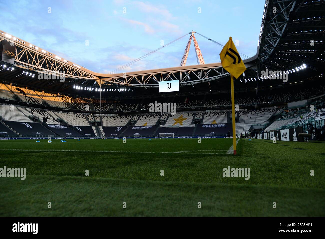 Torino, Italia. 21 Apr 2021. (4/21/2021) lo Stadio Allianz prima della Serie UNA partita di calcio tra Juventus e Parma Calcio gli stadi sportivi in Italia rimangono soggetti a rigorose restrizioni a causa del Pandemico Coronavirus, in quanto le leggi governative in materia di allontanamento sociale vietano i tifosi all'interno dei locali, con conseguente gioco a porte chiuse. Juventus ha vinto 3-1 su Parma Calcio (Foto di Alberto Gandolfo/Pacific Press/Sipa USA) Credit: Sipa USA/Alamy Live News Foto Stock