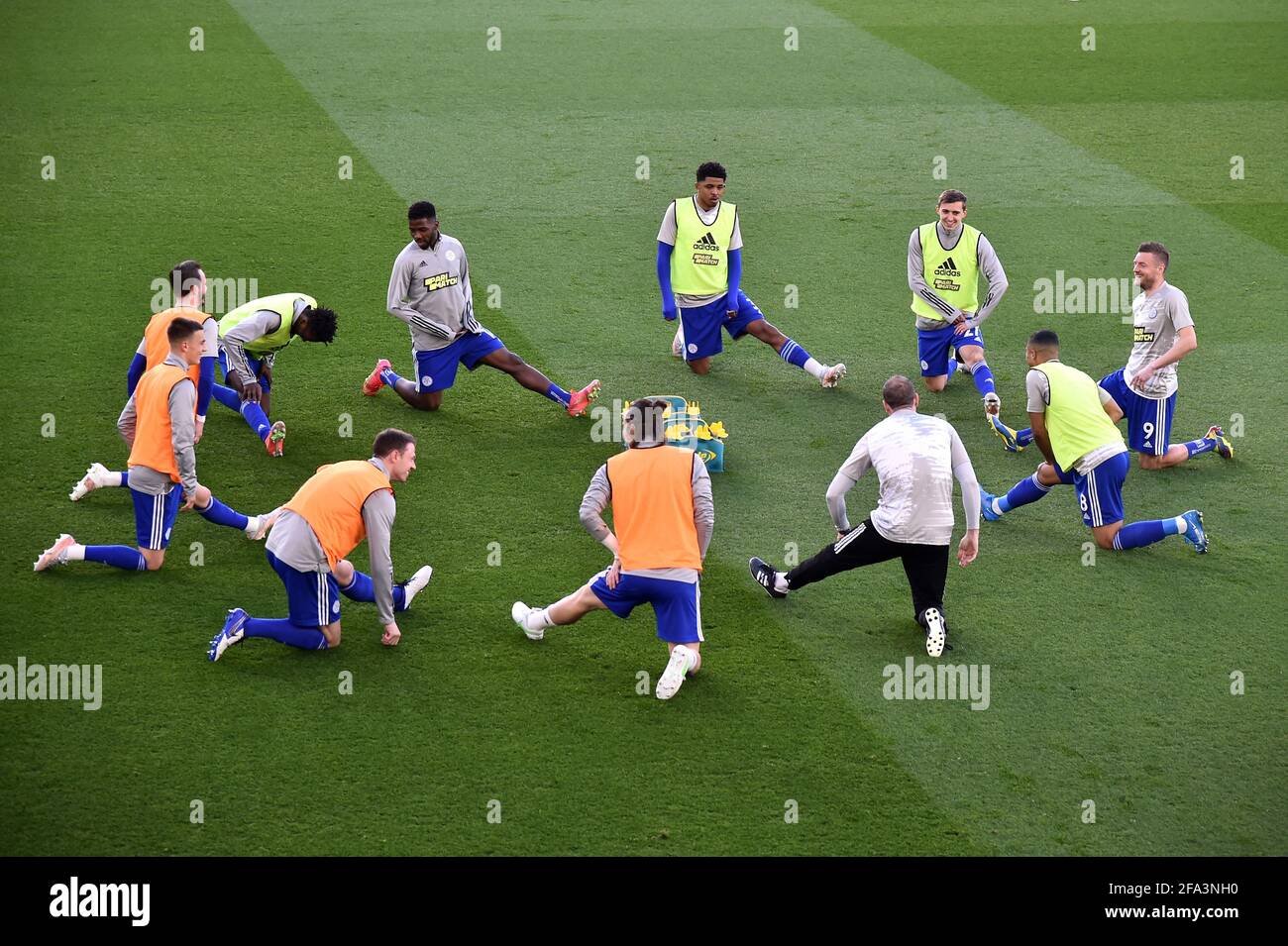 I giocatori di Leicester City si riscaldano prima del calcio d'inizio durante la partita della Premier League al King Power Stadium di Leicester. Data immagine: Giovedì 22 aprile 2021. Foto Stock