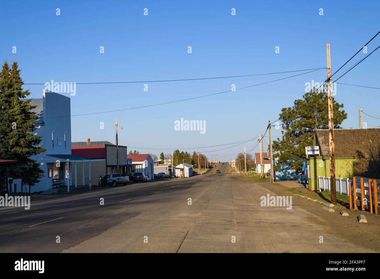 Una vista lungo la strada principale in Bickleton nella contea di Klickitat Nello stato rurale di Washington come il sole tramonta sul pacifica comunità agricola non incorporata Foto Stock