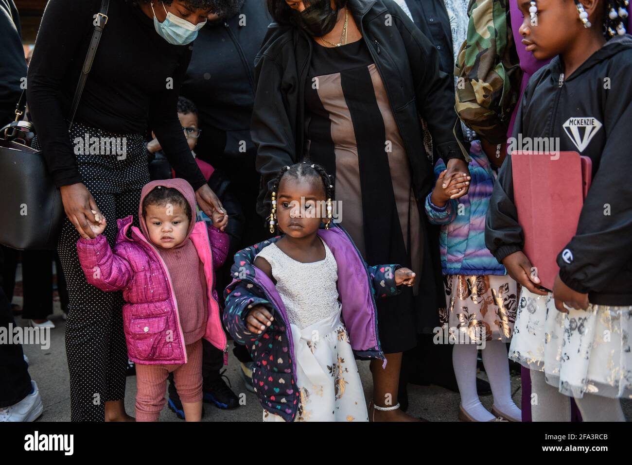 Minneapolis, Minnesota, Stati Uniti. 22 Apr 2021. La gente partecipa ai funerali di Duante Wright a Minneapolis, Minnesota, Stati Uniti il 22 aprile 2021. Dante Wright è stato ucciso dalla polizia durante una sosta di traffico a Brooklyn Center, Minnesota, il 11 aprile 2021. Credit: Stephanie Keith/ZUMA Wire/Alamy Live News Foto Stock