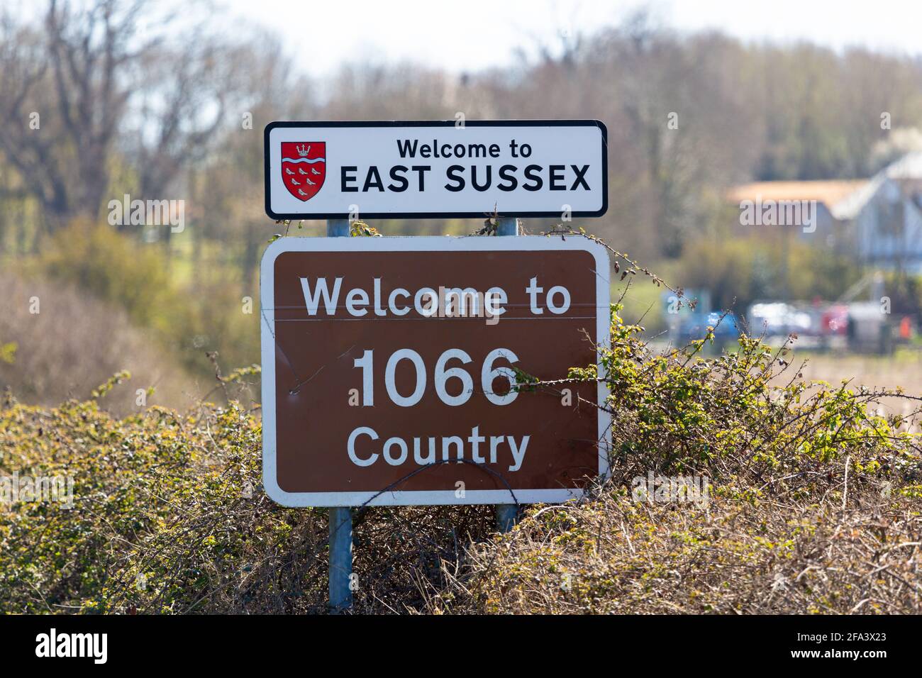 Benvenuto al cartello East Sussex, benvenuto in 1066 country, uk Foto Stock